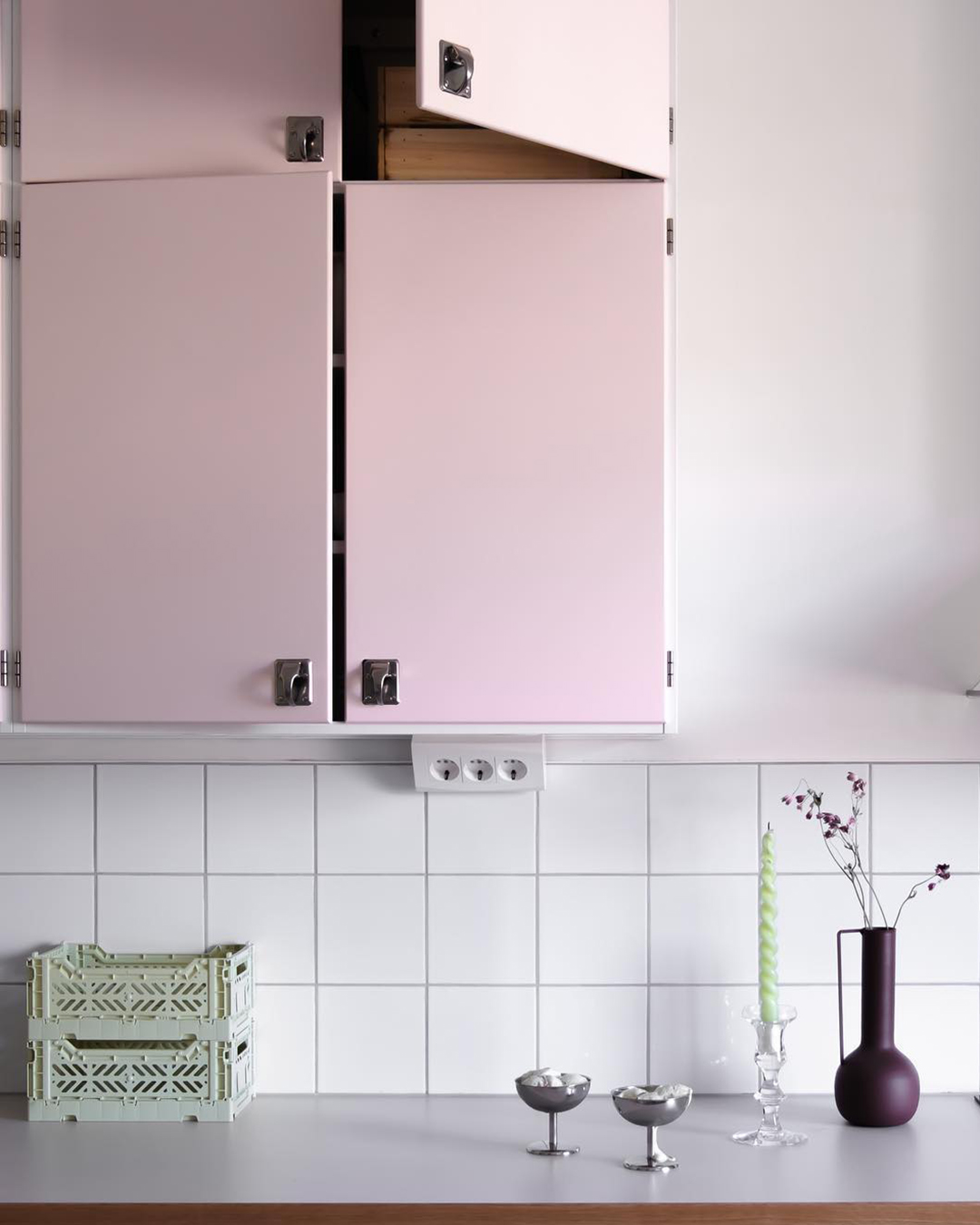 Funkiskök i rosa med snabelbeslag Malmgården.