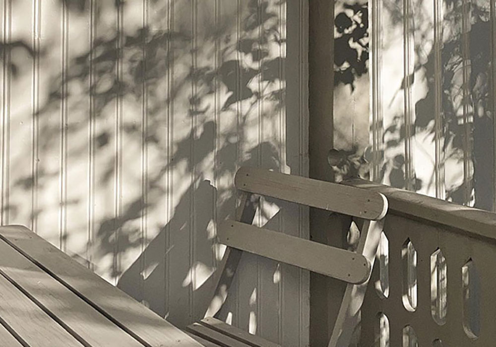 Veranda och trädgårdsmöbler målade med linoljefärg.
